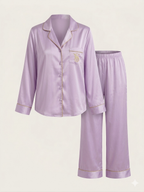 Pyjama Satin Mauve avec Logo Doré Brodé